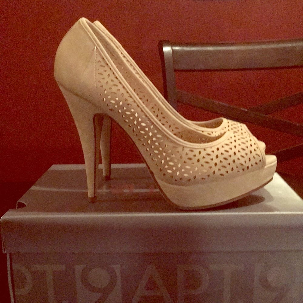 Peep Toe Pumps 👠